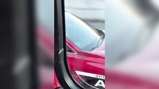 Si masturba mentre guida