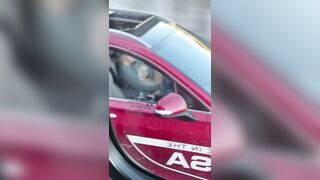 Si masturba mentre guida