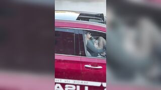 Si masturba mentre guida