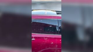 Si masturba mentre guida