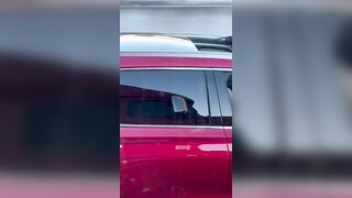 Si masturba mentre guida