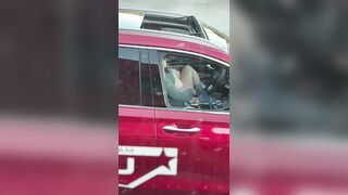 Si masturba mentre guida