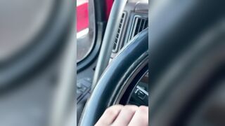 Si masturba mentre guida