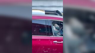 Si masturba mentre guida