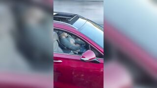 Anteprima del video: Si masturba mentre guida