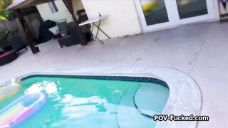 Giovane puttana asiatica tettona scopata a bordo piscina