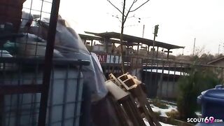 Troia sbattuta sulla neve da un porcone