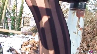 Troia sbattuta sulla neve da un porcone