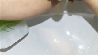 La porcona si svuota della sborra e ne approfitta anche...