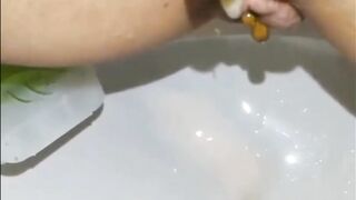 La porcona si svuota della sborra e ne approfitta anche...