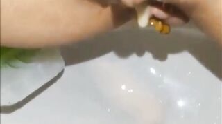 La porcona si svuota della sborra e ne approfitta anche...