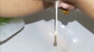 La porcona si svuota della sborra e ne approfitta anche...