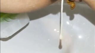 La porcona si svuota della sborra e ne approfitta anche...