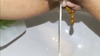 La porcona si svuota della sborra e ne approfitta anche...