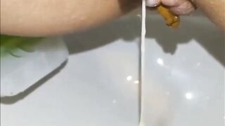 La porcona si svuota della sborra e ne approfitta anche...