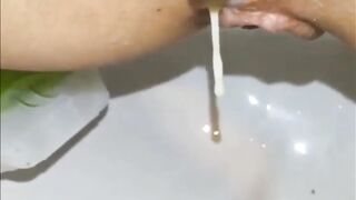 La porcona si svuota della sborra e ne approfitta anche...