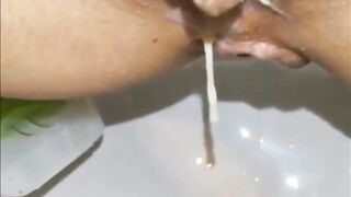 La porcona si svuota della sborra e ne approfitta anche...