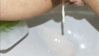 La porcona si svuota della sborra e ne approfitta anche...