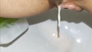 La porcona si svuota della sborra e ne approfitta anche...