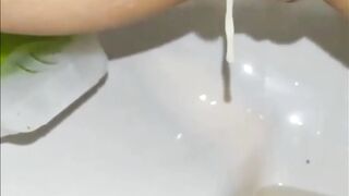 La porcona si svuota della sborra e ne approfitta anche...