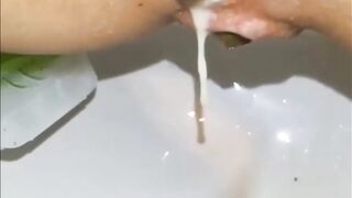 Anteprima del video: La porcona si svuota della sborra e ne approfitta anche...