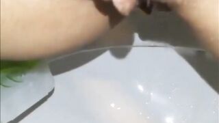 La porcona si svuota della sborra e ne approfitta anche...