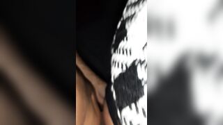 Si fa sfondare la figa sul tavolo della cucina