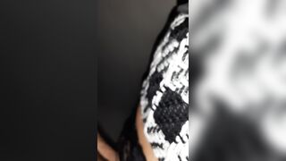 Si fa sfondare la figa sul tavolo della cucina