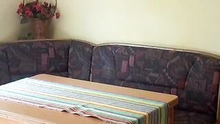 Troietta scopata sul tavolino