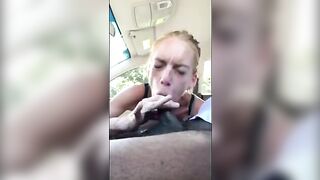 Troia bionda succhia un cazzo nero in auto