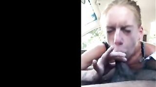 Troia bionda succhia un cazzo nero in auto