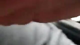 Puttana bionda succhia cazzo in macchina