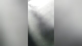 Puttana bionda succhia cazzo in macchina