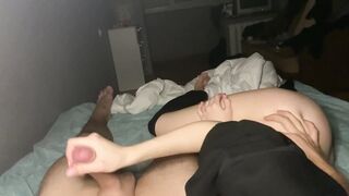 Ragazza con un bel culo succhia e si fa scopare a pecorina