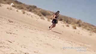 Guardone si diverte a spiare un gruppo di nudisti