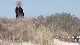 Guardone si diverte a spiare un gruppo di nudisti