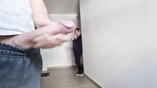 Sega e leccata di cazzo della tettona nel corridoio del condominio