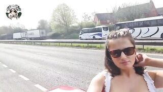 Esce le poppe in autostrada