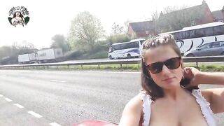 Esce le poppe in autostrada