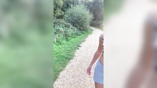 La trans passeggia con la nerchia dura sotto la gonna