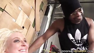 Bella troietta bionda e nero cazzuto