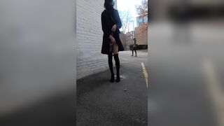 Trans asiatica cammina senza mutandine