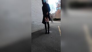 Trans asiatica cammina senza mutandine