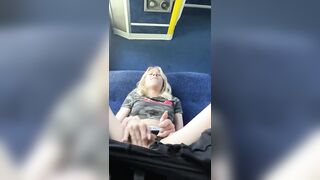 Troia tedesca si sditalina sul bus