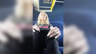 Troia tedesca si sditalina sul bus