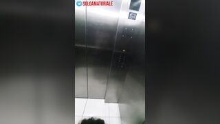 Troia sicula glielo suka in ascensore