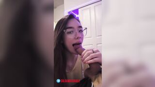 Anteprima del video: Pompino dalla troia con gli occhiali