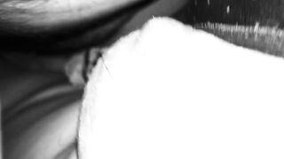 Le masturba la figona pelosa