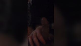 Anteprima del video: Lo prende in mano poi succhia il cazzo