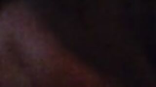 Lo prende in mano poi succhia il cazzo